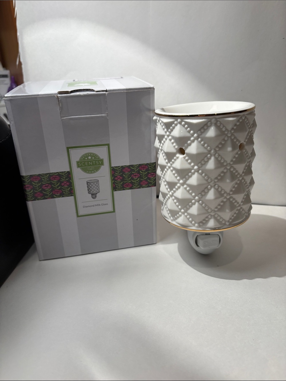 Scentsy White Diamond Milk Glass Plug-In Warmer with Gold Accent